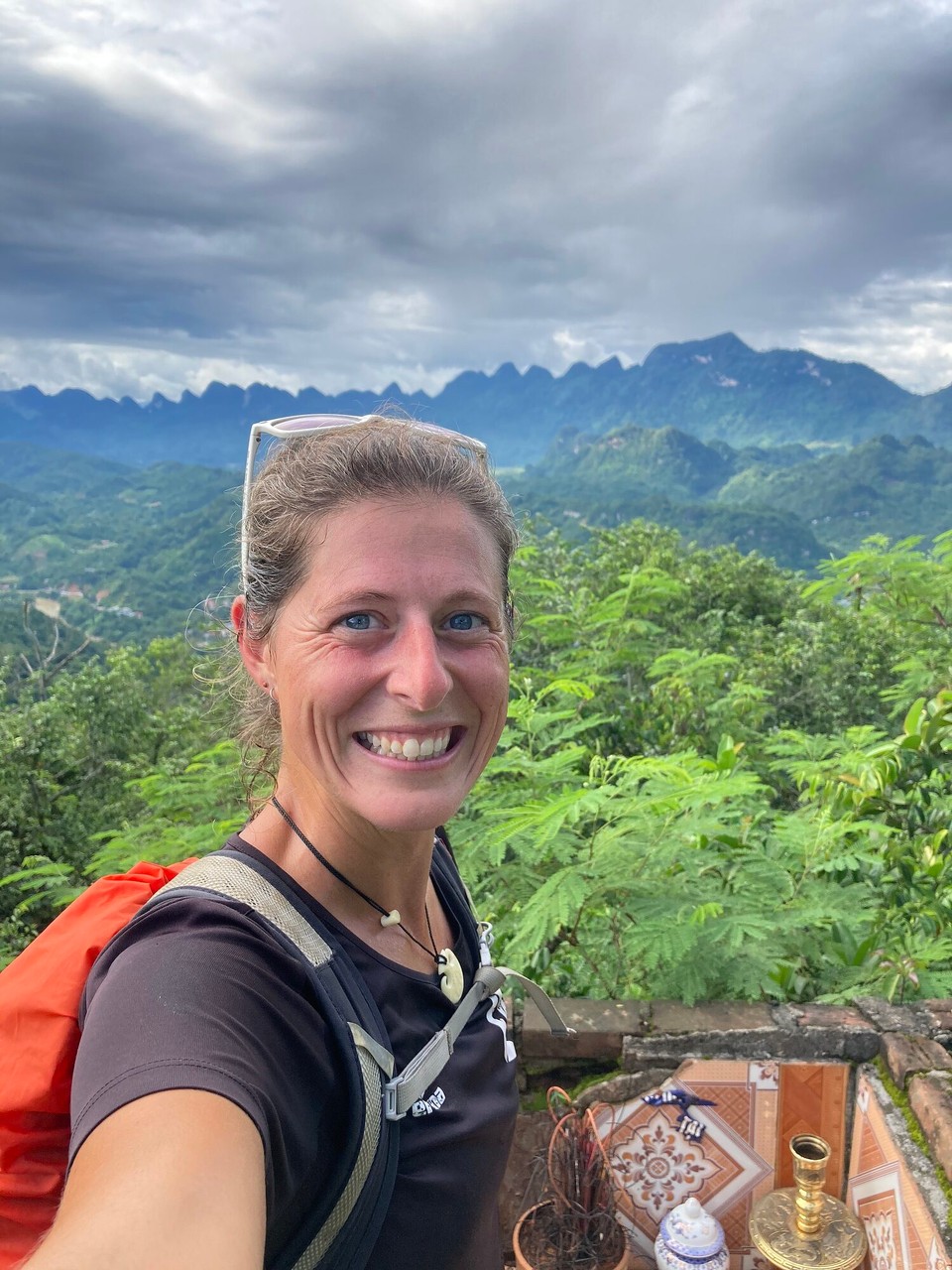 Vietnam - Hà Giang - Fröhlich auf dem Gipfel stehen 🤭 Nui Cam (330m)