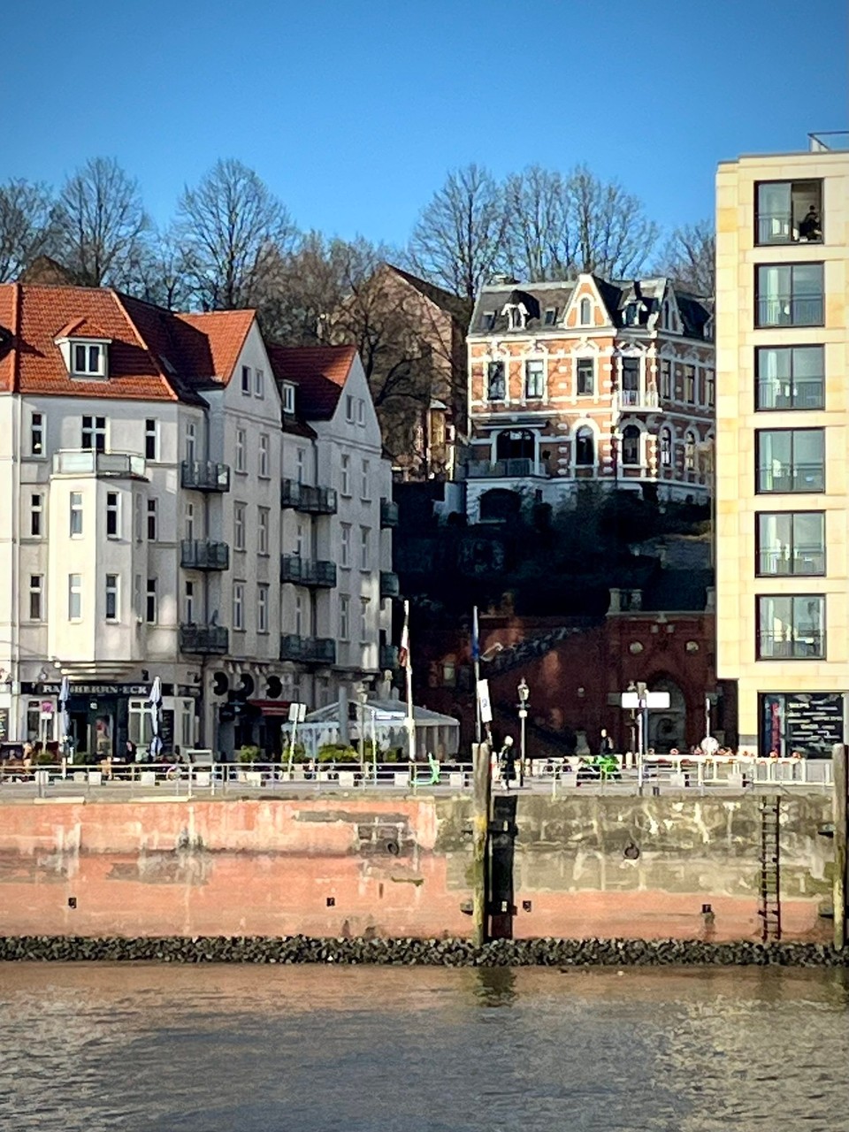 Deutschland - Hamburg - Kneipe ‚Zum Schellfischposten‘ (weisses Gebäude links)