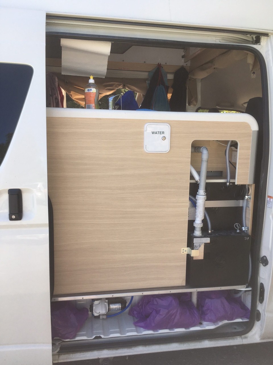 Neuseeland - Harewood - Auf der rechten Seite die Tanks für Wasser (48 l) und Abwasser (53 l). Unten passen genau 3 paar Wanderschuhe.