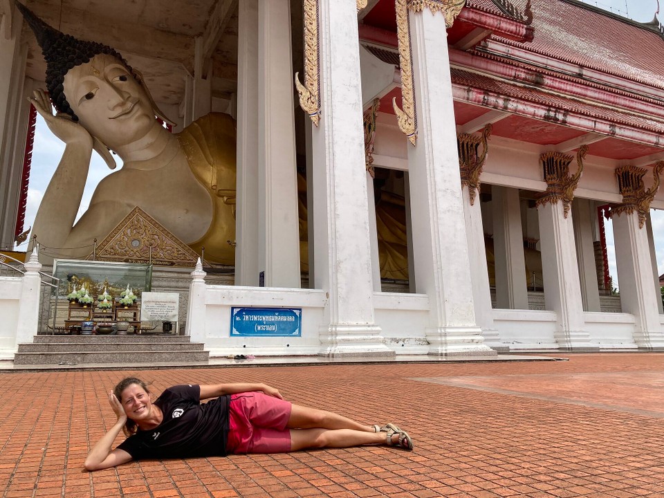 Thailand - Amphoe Hat Yai - Wat Hat Yai Nai Tempel mit dem drittgrößten liegenden Buddha (1917 erbaut, 35m lang) daneben bin ich richtig klein 😅