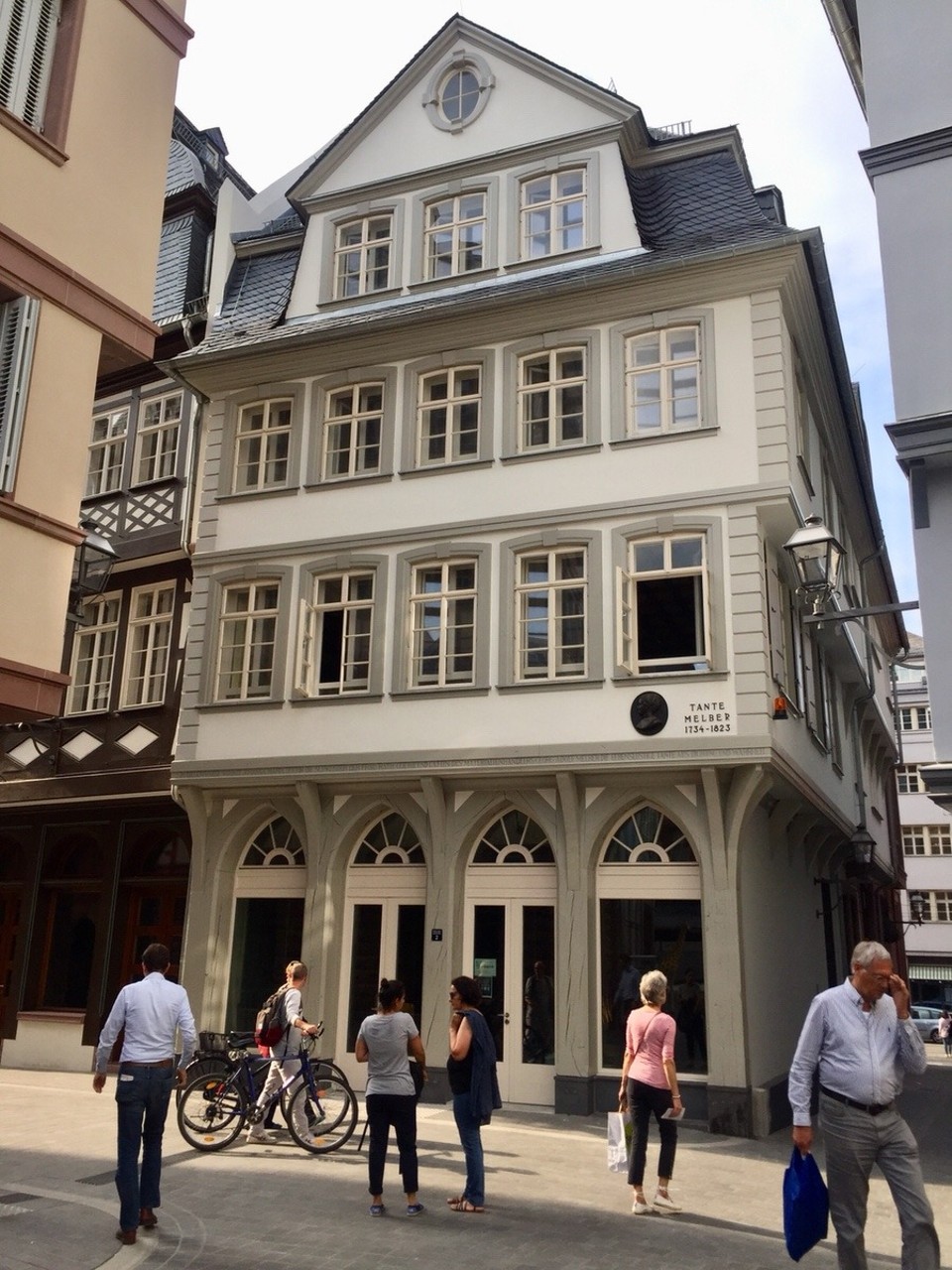 Deutschland - Frankfurt am Main - Die Läden und Wohnungen dieser Altstadt sind erst zum Teil fertiggestellt. Die werden dann alles      mit Leben erfüllen.