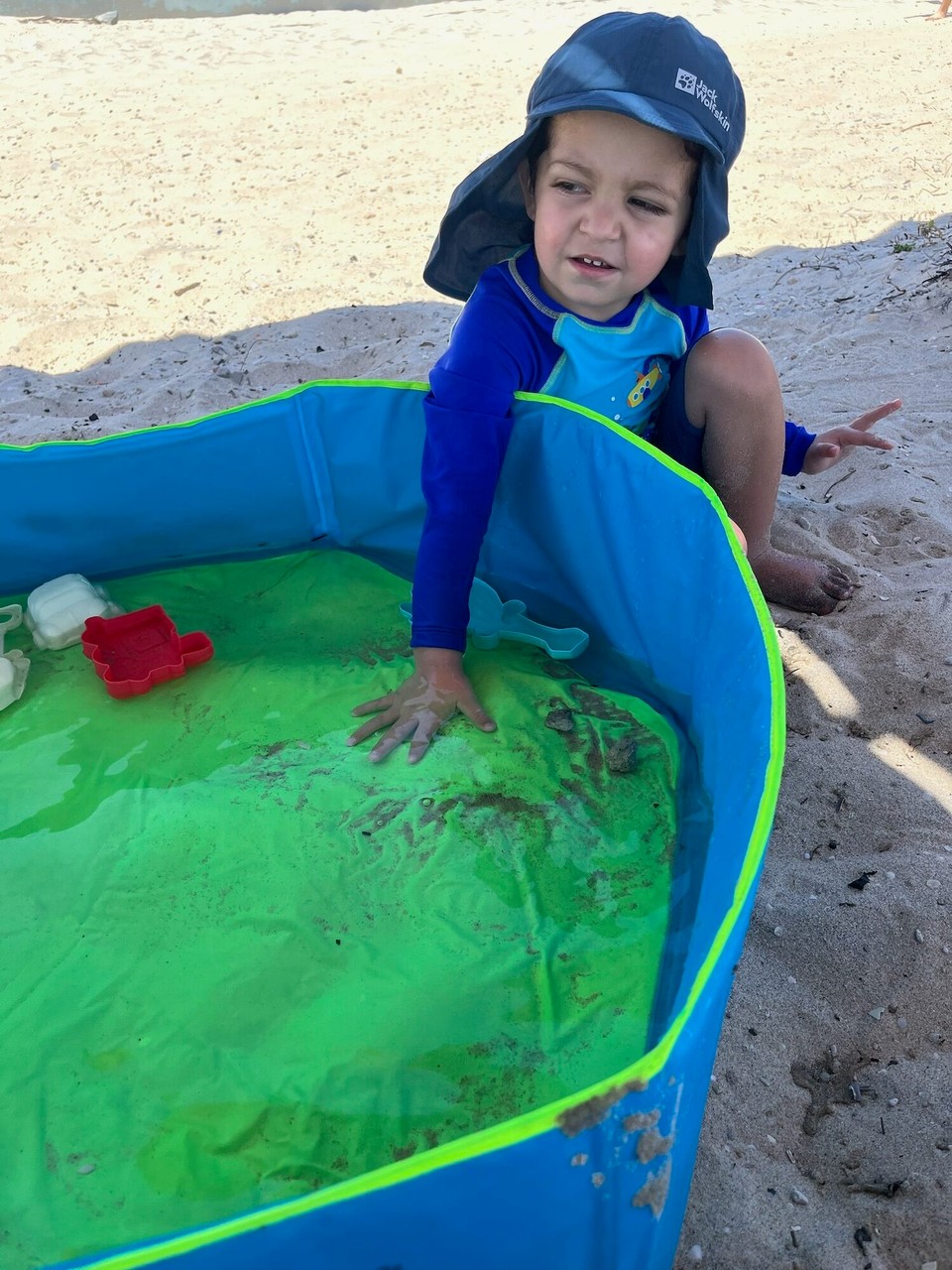 Australien - Cottesloe - …und im mitgebrachten Planschbecken planschen. Elias ist noch nicht wirklich überzeugt davon ins Meer zu gehen. Leider wurde es dann immer windiger, sodass wir am frühen Nachmittag wieder zurück nach Perth sind. Für nen kleinen Sonnenbrand hat es bei den Erwachsenen aber gereicht.