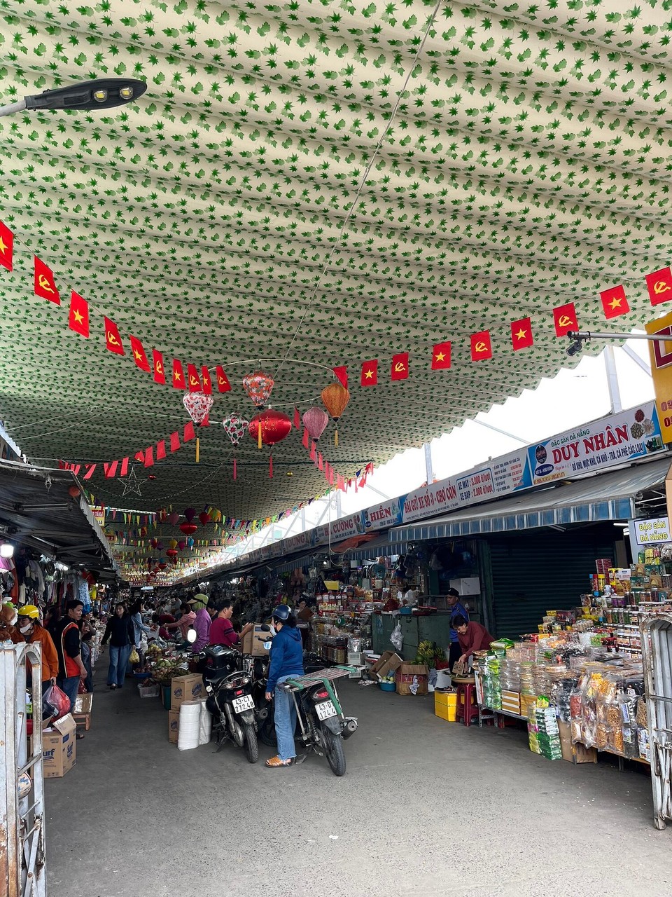 Vietnam - Da Nang - Went to this market called Con Market, it’s a bit strange and stinks of gone off food - an experience! The people selling clothes will literally grab on to you as you are walking past to get you to buy something 
