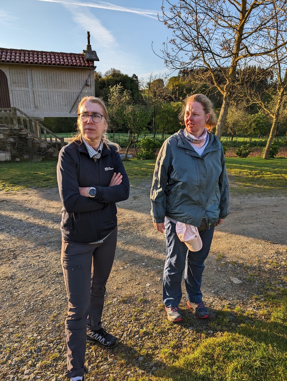 Spanien - Arzúa - In der Morgensonne warten wir auf unser Taxi nach Azúra. Von dort starten wir die heutige Tour.