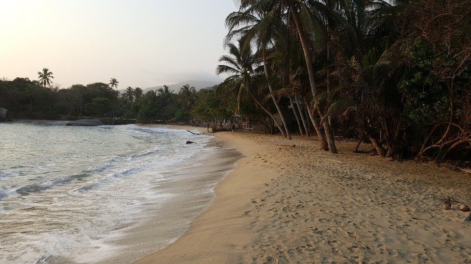 Kolumbien - Parque Nacional Natural Tayrona - Der Strandabschnitt am Hostel war gut gefüllt - ist ja auch Sonntag. Je weiter man aber den Strand entlang ging und den ein oder anderen Weg durch den Dschungel geht, entdeckt man die Einsamkeit. 