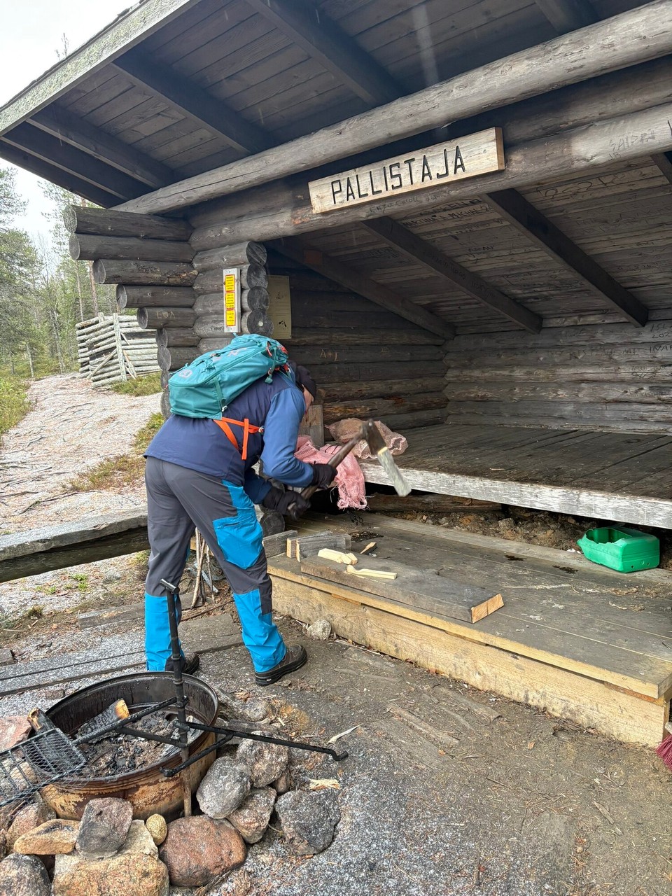 Schweden - Kiruna - Erst mal Holz hacken 