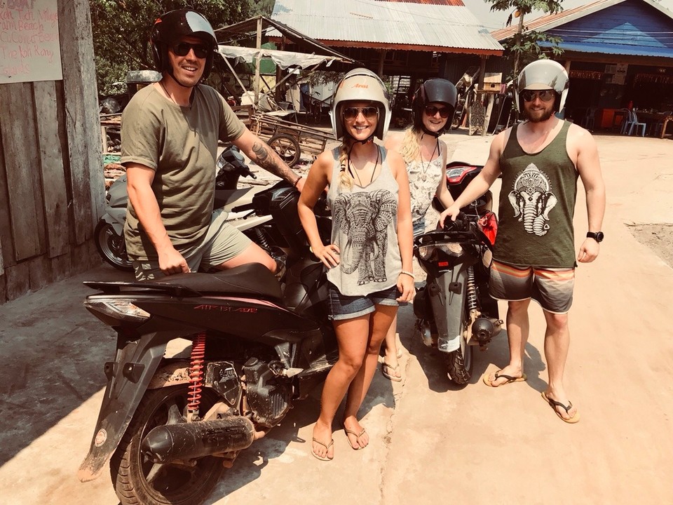 Kambodscha -  - -> Day 3

Am nächsten Tag wussten wir es besser und mieteten einen Roller 🛵 um die Insel zu erkunden 