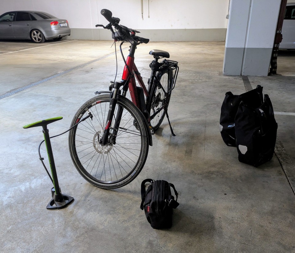 Deutschland - Lauenburg/Elbe - Start war heute in aller Herrgottsfrüh erstmal in der Tiefgarage. Gescheit aufpumpen und dann mit dem Radl zum Hauptbahnhof. 