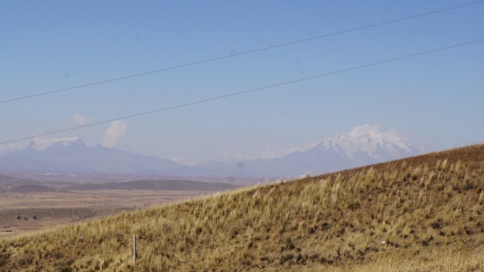 Bolivien - La Paz - Die Cordileres - vor,dem Hügel liegt La Paz