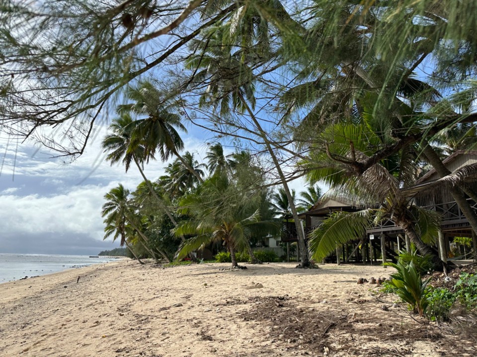 Cookinseln -  - … aber auch Backpacker direkt am Strand