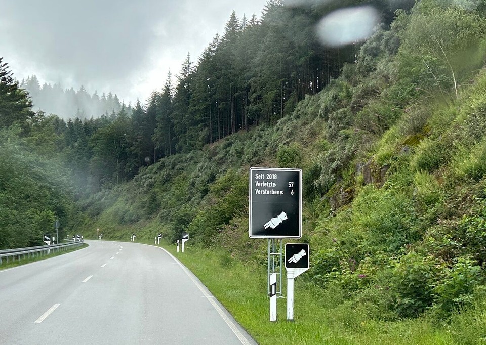 Deutschland - Alpirsbach - Ein Schweigekilometer im Gedenken an die Verkehrstoten an dieser Strecke 