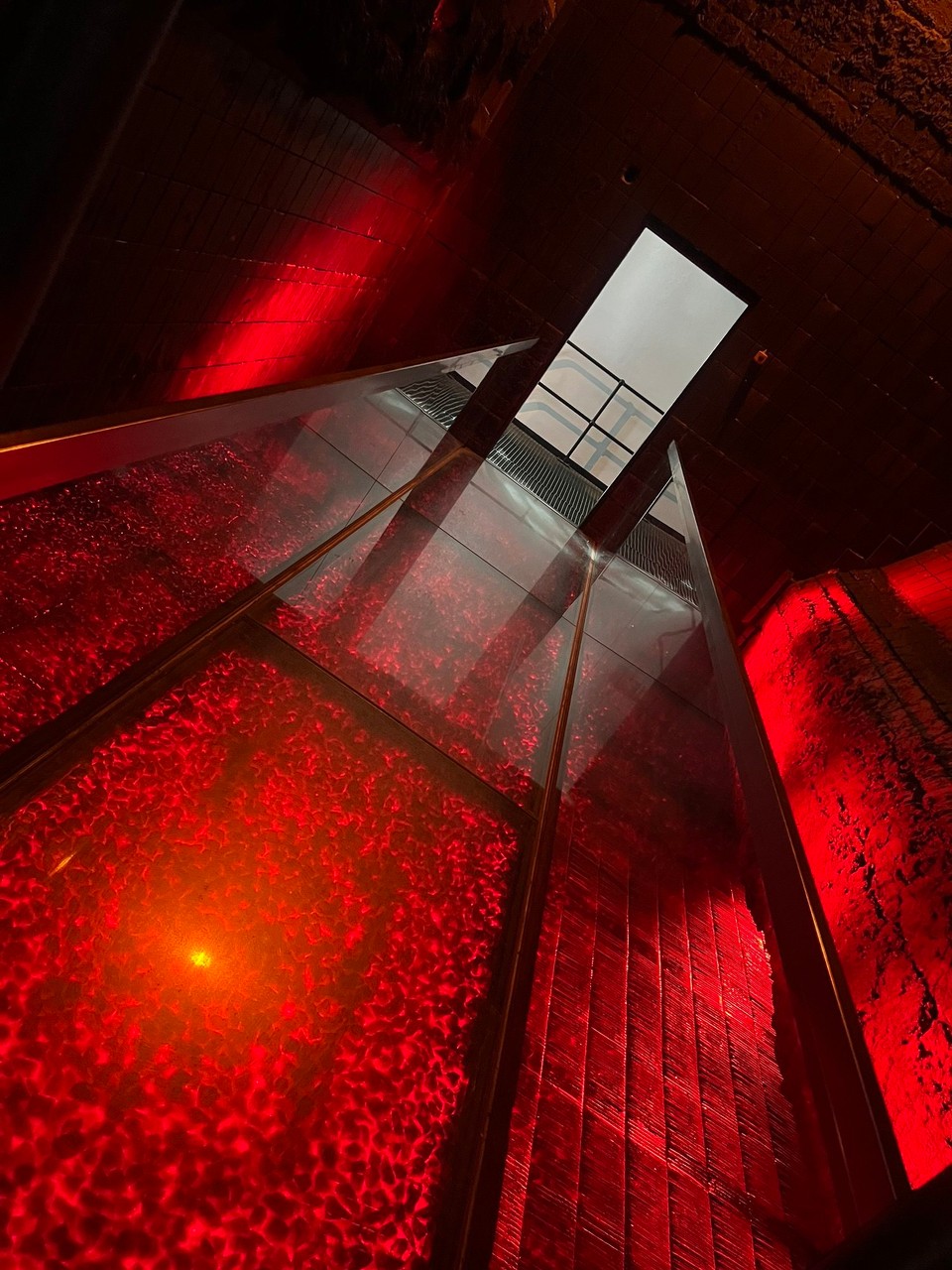 Portugal - Lissabon - Die ehemalige Kohleöfen sind schon ziemlich beeindruckend, die akustische Installation löst aber irgendwie Beklemmungen aus.