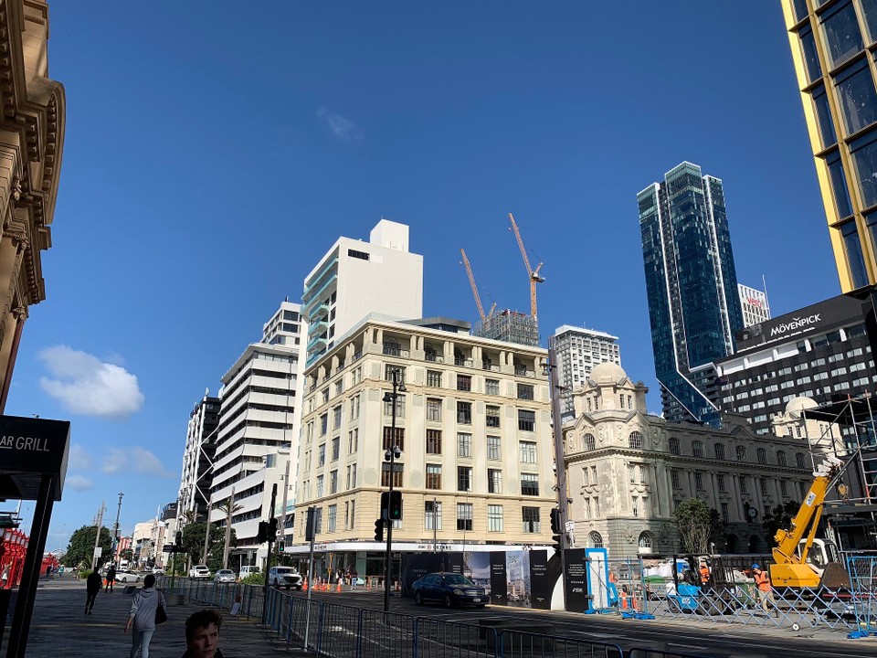 Neuseeland - Auckland - Downtown Wolkenkratzer neben alten Gebäuden 