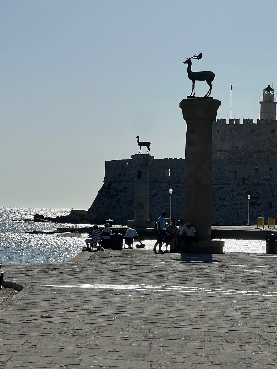 Griechenland - Rodos - Auf diesen Säulen stehen jetzt ein Reh und ein Schaf, aber eins soll dort der berühmte Koloß von Rhodos draufgestanden haben.