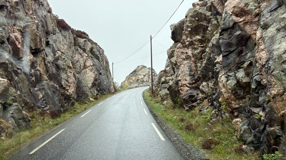 Norwegen - Svortland - Enge kurvige Straßen auf Bømlo