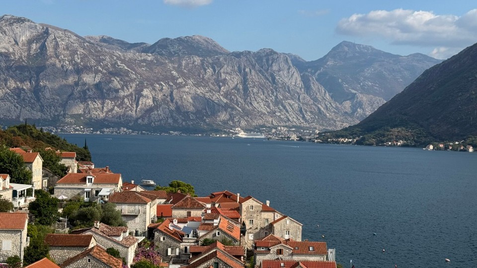 Montenegro - Kotor - Ein Blick zurück nach Kotor, dort werden wir heute Übernachten.
In der Bucht hat ein Kreuzfahrt Schiff angelegt, dies geschieht hier fast täglich.
Die Bucht von Kotor wird als der südlichste Fjord Europas bezeichnet. 