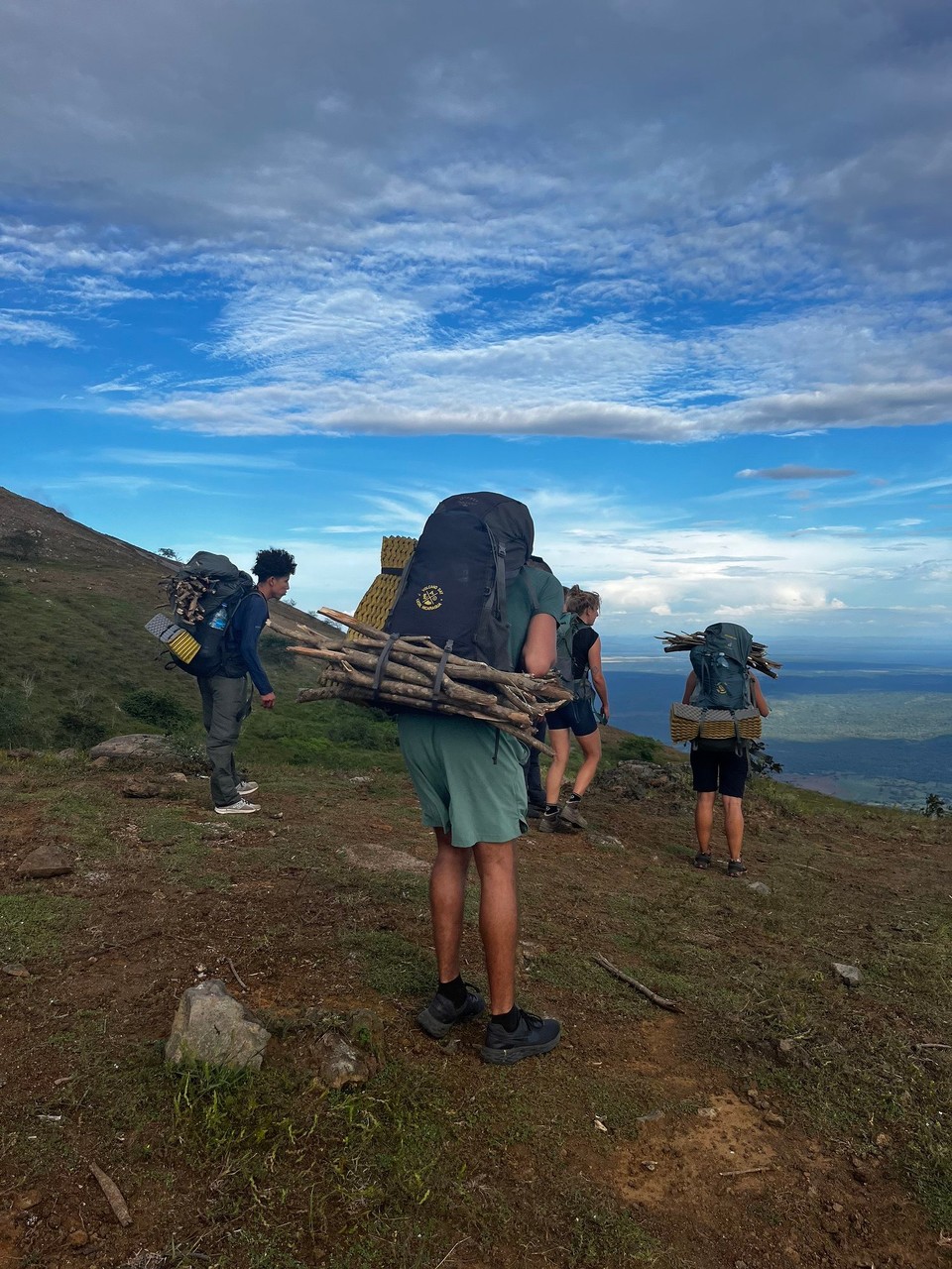 Nicaragua - Larreynaga - Auf dem Weg noch Brennholz für ein Lagerfeuer am Abend gesammelt 🪵 