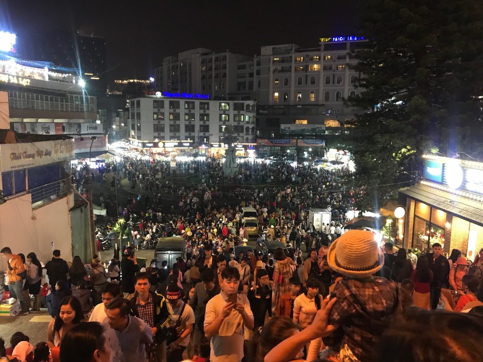 Vietnam - Dalat - Markedet, sykt mye mennesker da det er mange som er her på ferie