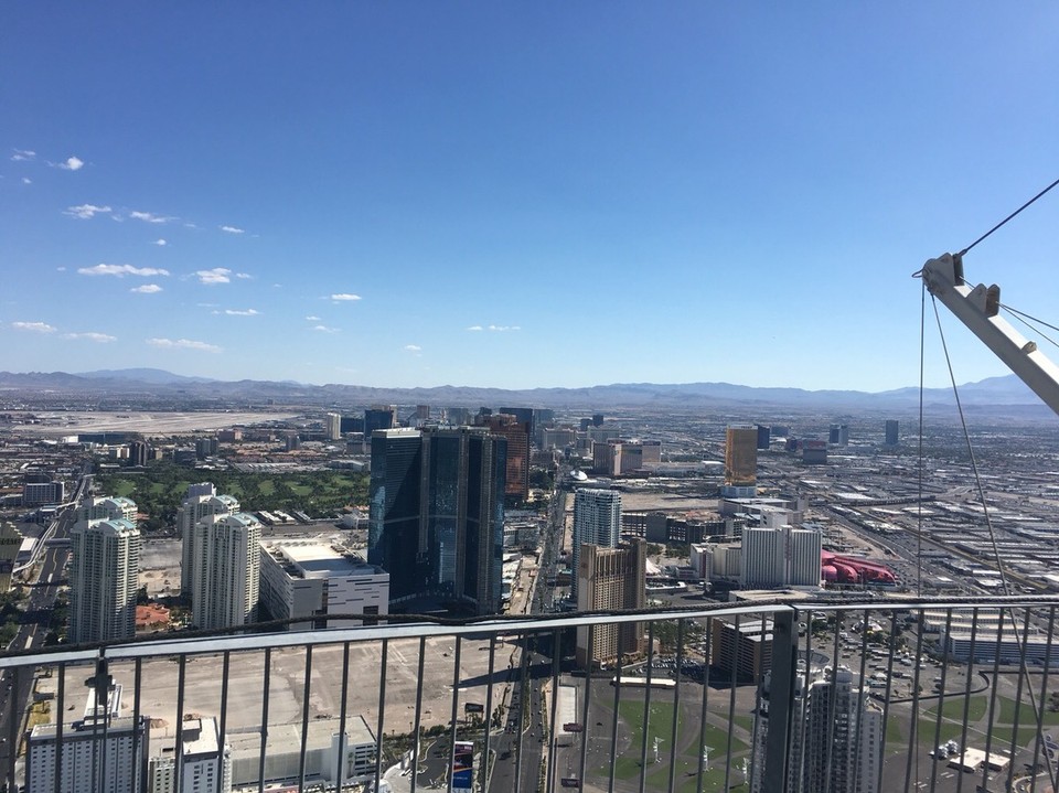 Vereinigte Staaten - Las Vegas - Natürlich gibts hier au so einen Turm wovon man die ganze Stadt sehen kann, und wer muss da rauf? Natürlich die Anna