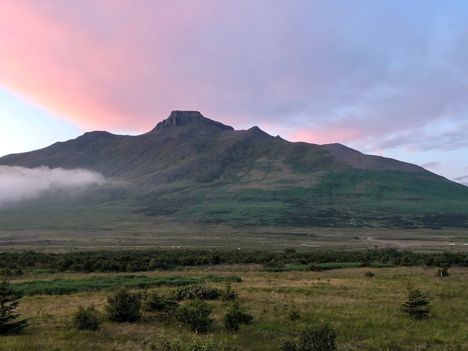 Island - Sveitarfélagið Skagaströnd - „Spákonufell is an impressive and dignified mountain towering above Skagaströnd and is looked upon as a kind of emblem of the village.“

Wahre Worte.