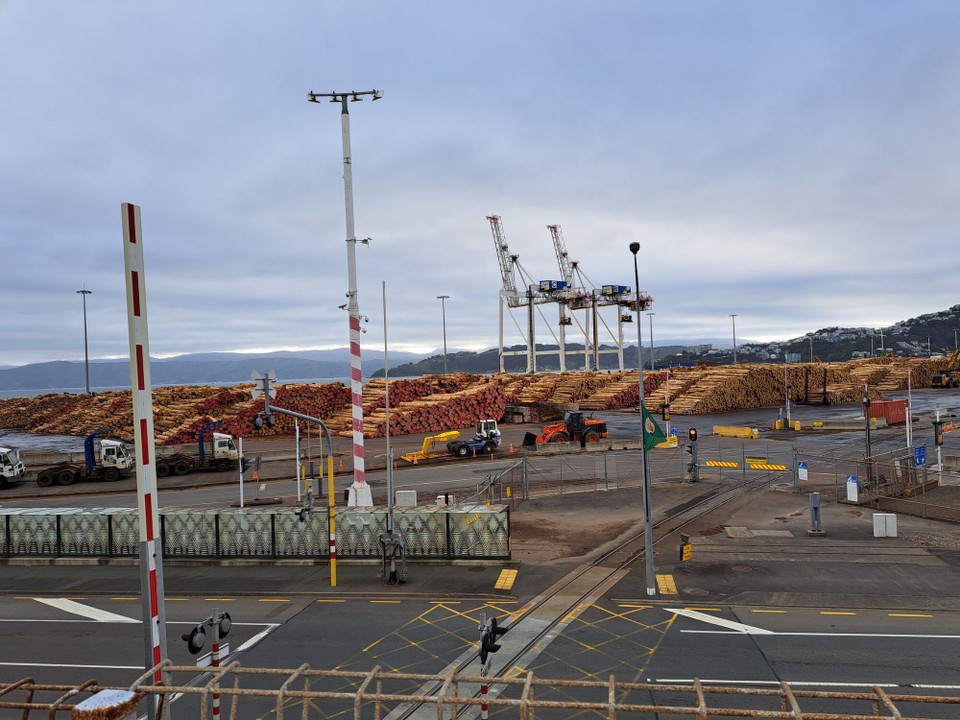 Neuseeland - Picton - Holz wird auf die Schiffe verladen 