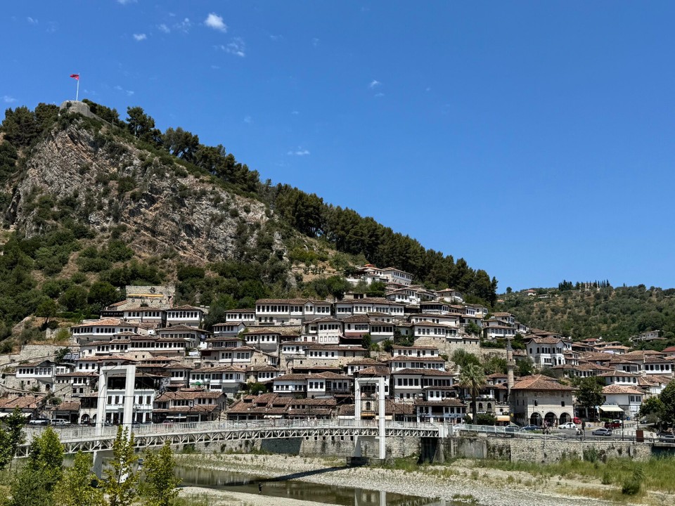 Albanien - Berat - Unser Ziel für Heute. Berat, auch bekannt als die "Stadt der tausend Fenster"