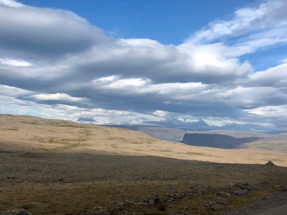 Island - Vesturbyggð - Und schon sind wir wieder recht nah am Flugzeugmuseum. Unglaublich wie unwirtlich hier ganz oben die Landschaft aussieht...