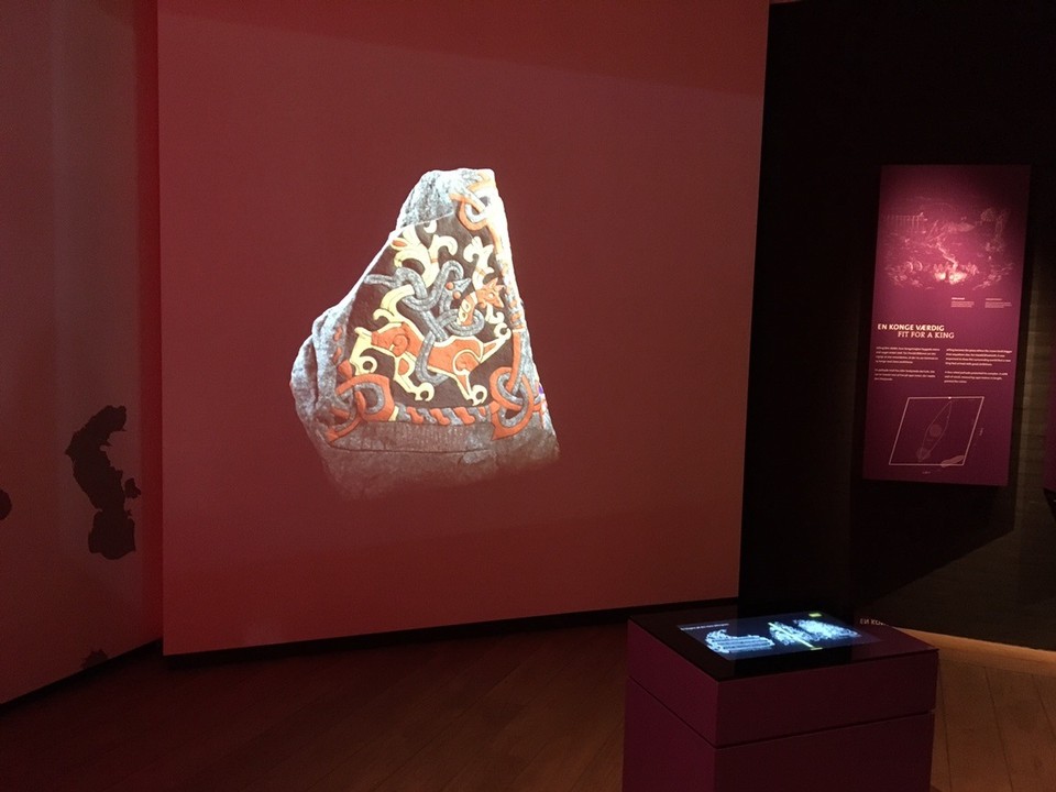  - Dänemark, Jelling - Einer der Runensteine als virtuelles Ausstellungsstück.
