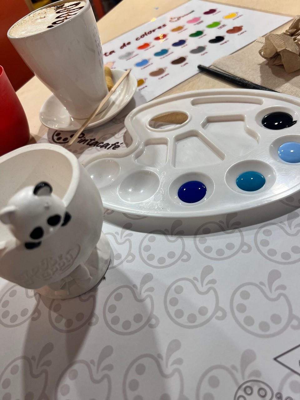 Costa Rica - San José - Am Fritig sind d‘Olivia und ich ines Cafi wo mer sich öppis chan ussueche wo mer möcht amole. Denn cha mer sich d‘Farbe ussueche und z‘trinke bstelle und es wird eim alles bracht was mer brucht. 