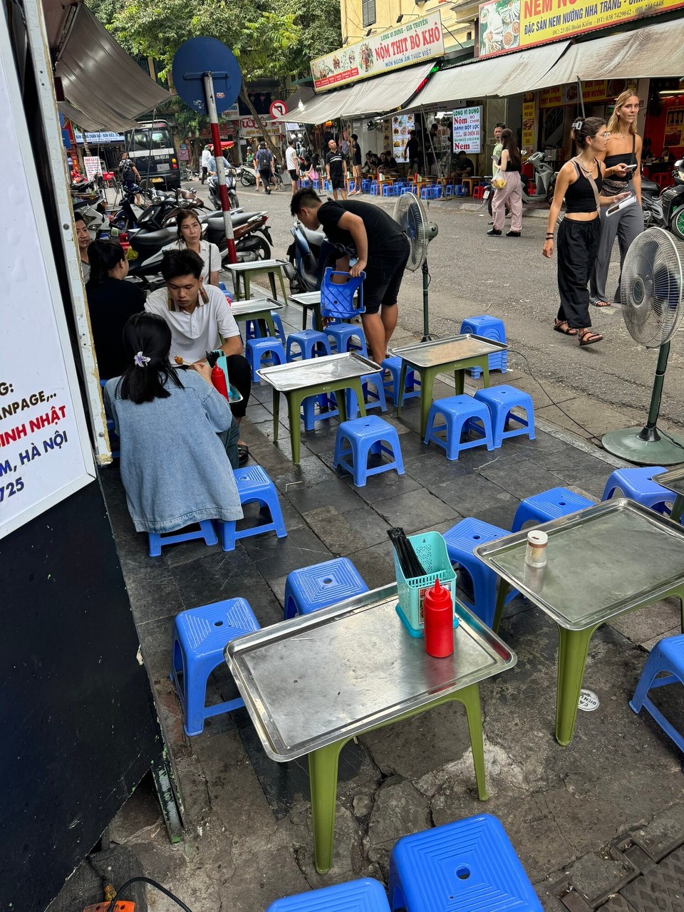 Vietnam - Hanoi - Typische Restaurants, wie man sie überall findet. Das Leben spielt sich hier draussen auf der Strasse ab.