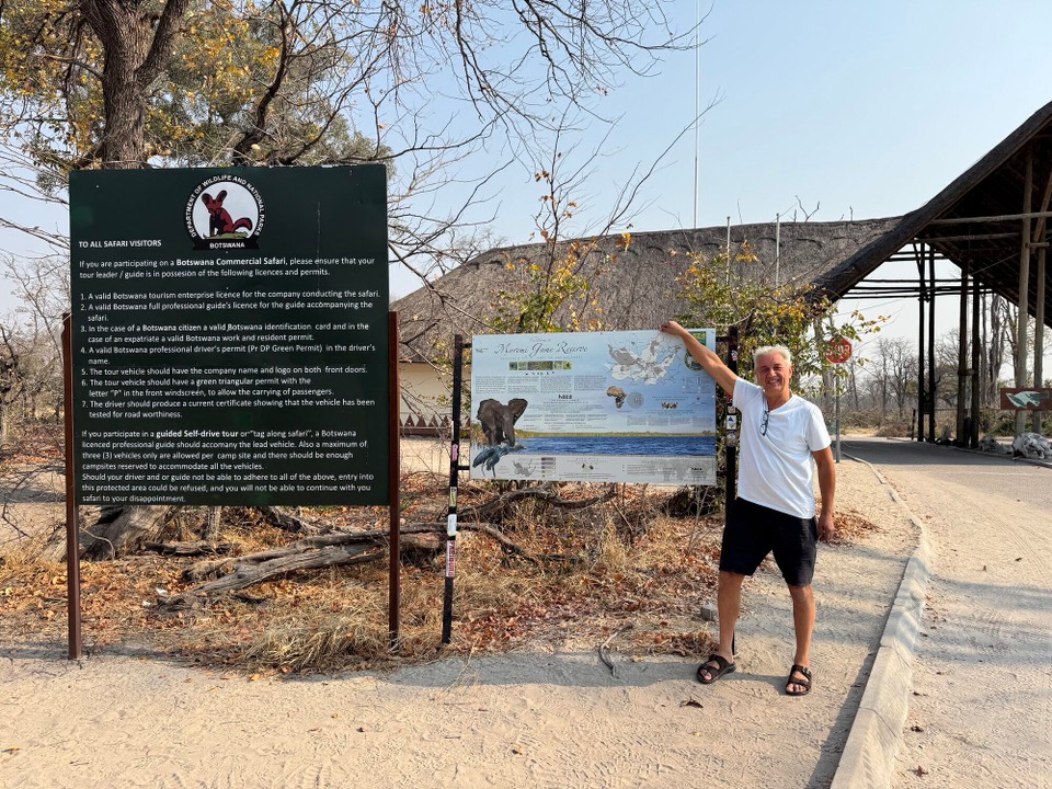 Botsuana -  - Für die 100 km Sandpiste benötigten wir 3 Stunden.
Da waren wir, am Eingang des „Moremi Game Reserve“
Das Moremi-Wildreservat ist ein 4871 km² großes Reservat im Nordwesten Botswanas. 
Es wurde 1963 gegründet um den wildreichen Teil des Okavangodeltas zu schützen.