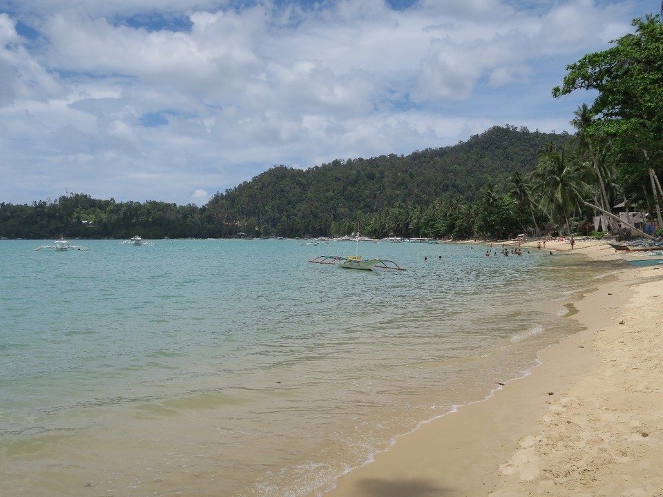 Philippines - San Vicente - Belle plage de sable, on a pieds longtemps mais attention aux mouches de sable