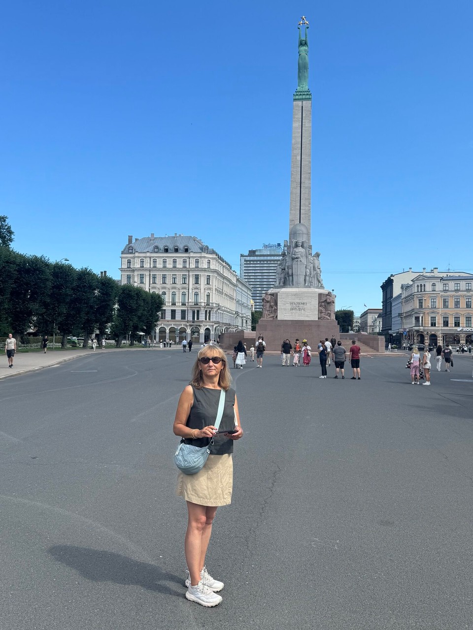 Lettland - Riga - Freiheitsdenkmal. Die Mutter Lettlands hält 3 Sterne für die 3 Landesteile