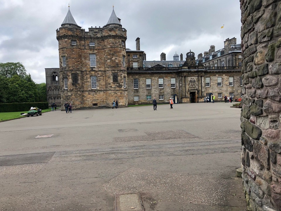 Vereinigtes Königreich - Edinburgh - Der Sitz der Queen. Da muß sie sich einmal im Jahr für eine Woche aufhalten, sonst verliert sie die Krone. Heute scheint sie aber nicht da zu sein. Vermutlich ist es im Buckingham Palace in London doch schöner. Mary Stewart hat hier übrigens auch gelebt.