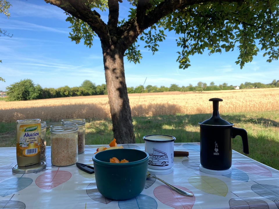 Deutschland - Wartmannsroth - Frühstück am Feldrand - Brennerei Bold’s Schnapsidee