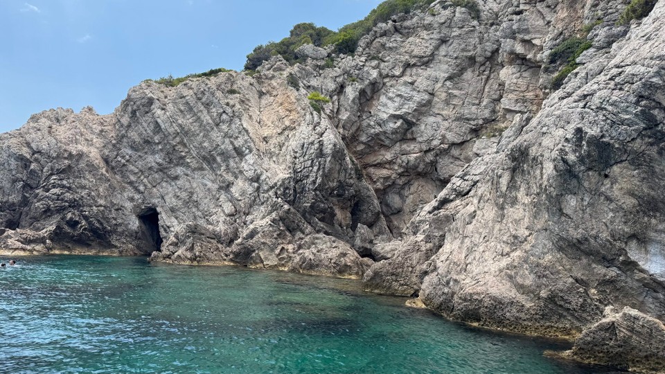 Kroatien - Dubrovnik - Schwimmen und Schnorcheln im klaren Wasser. 
Wir sind in allen 3 Grünen Höhlen hineingeschwommen, OK, von der Unterwasserwelt sind wir ja ganz schön verwöhnt, aber wir haben beim Schnorcheln auch Fische gesehen.