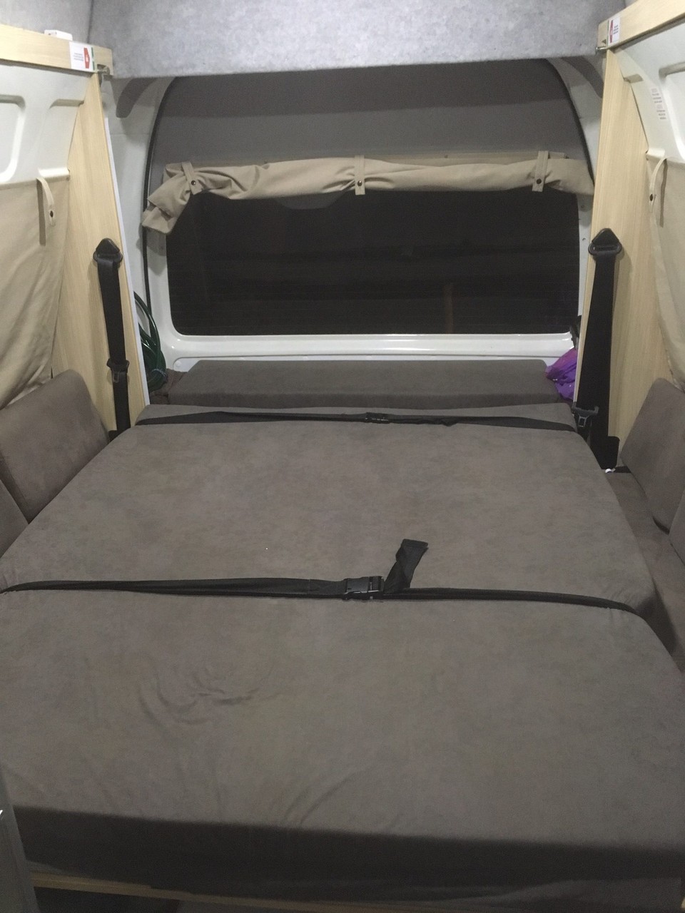 Neuseeland - Harewood - Das abgeklappte Bett (2.0m lang und 1.20m breit) ist ziemlich bequem und hat viel Platz nach oben. Die Küche ist jetzt immer noch zugänglich. Die anderen Schränke können so aber nicht mehr geöffnet werden.