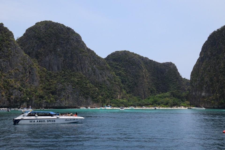 Thailand - Amphoe Mueang Krabi - Am bekanntesten ist euch wohl Phi Phi Lee, hier gibt es die Maya Bay, den berühmten Strandabschnitt aus „The Beach“. Wo Leonardo DiCaprio im Jahr 2000 das Paradies gefunden hat.