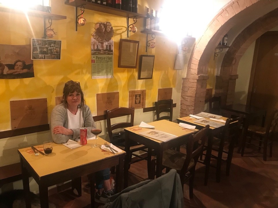 Italien - Pienza - Zum Abendessen und bei Regen haben wir diese kleine Nische gefunden, eine Ein-Mann-Lokalität 