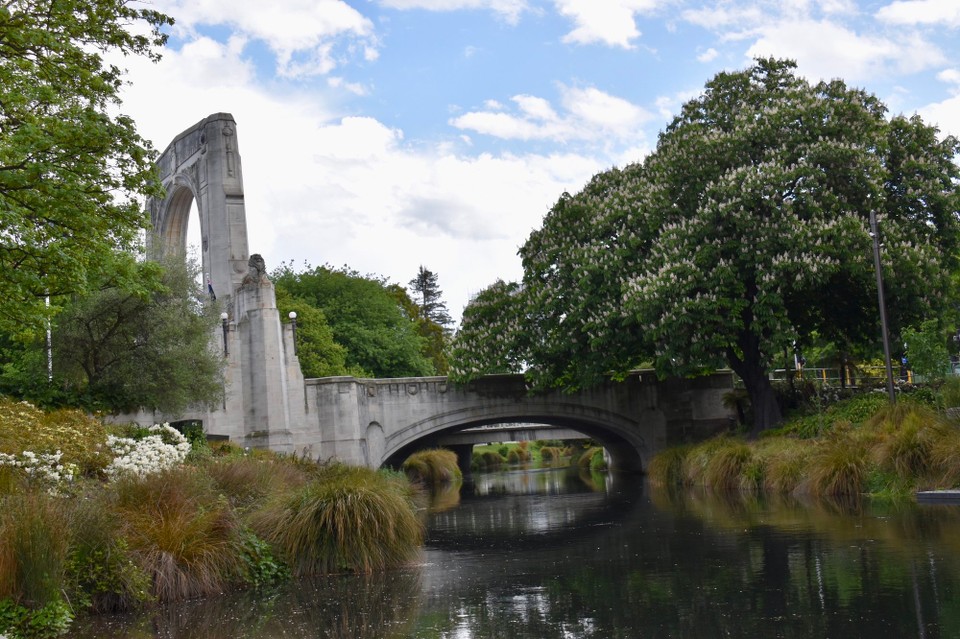 Neuseeland - Christchurch - Der Avon River fließt durch den Vorort Avonhead und einmal quer durch Christchurchs Stadtzentrum.
Da es angefangen hat zu Regnen, beenden wir unseren Stadtrundgang.
Bis morgen, seid alle lieb gegrüßt.