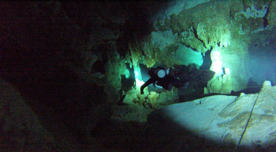 Mexiko - Dos Ojos Cenote - Teilweise enge Passagen, aber mit der super Ausrüstung war das überhaupt kein Problem.