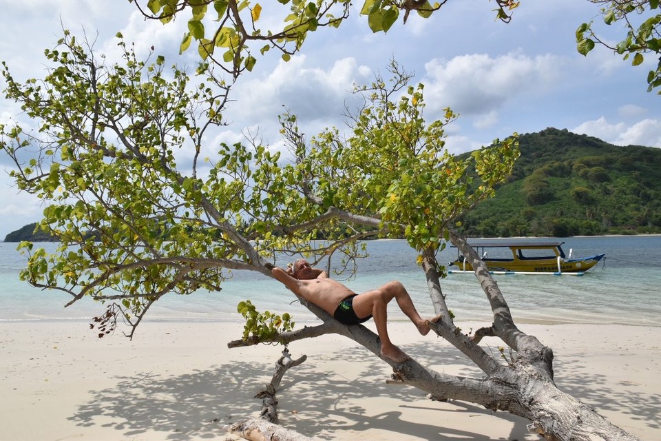 Indonesien - Kabupaten Lombok Barat - Indonesien ist bezüglich Fläche und Einwohnerzahl der größte Staat Südostasiens, der weltgrößte Inselstaat sowie mit etwa 270 Millionen Einwohnern die viertbevölkerungsreichste Nation der Welt. Die Landfläche Indonesiens verteilt sich auf 17.508 Inseln, von denen 6044 bewohnt sind.