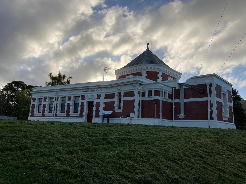 Neuseeland - Wellington - Auf dem Hügel gibt es ein Planetarium und viele Teleskope zum Beobachten der Sterne ✨