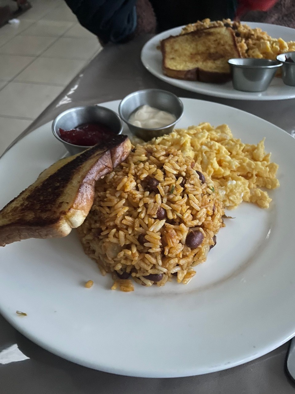 Costa Rica - Puerto Limón - 5:30 Uhr erneute Lagebesprechung und Frühstück: keine Wetterbesserung in Sicht, auf den Gipfel sollte heute keiner hoch. 😒 

Jetzt heißt es nur noch möglichst unfallfrei absteigen… 