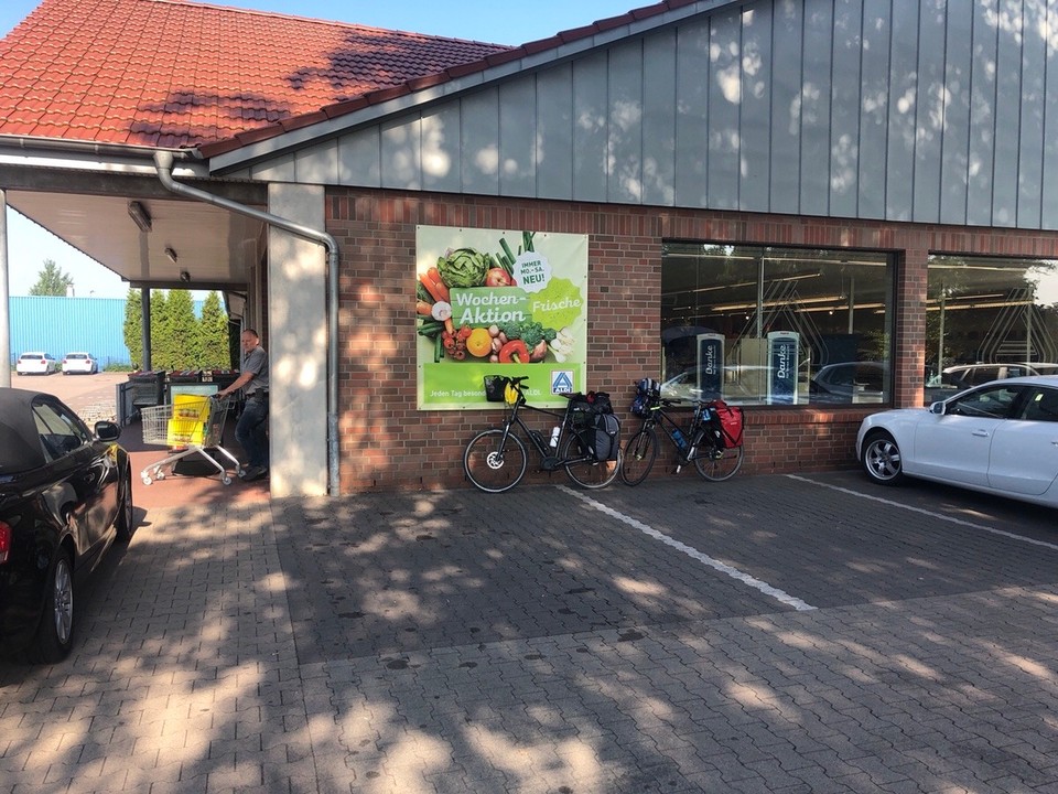 Deutschland - Osnabrück - Aldi Pause mit Milch und  Banane