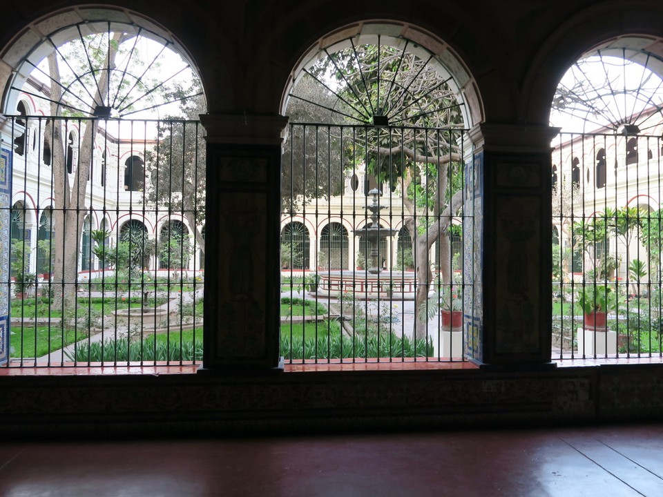 Peru - Lima District - Cour a l'intérieur de leglise et du monastere san Francisco