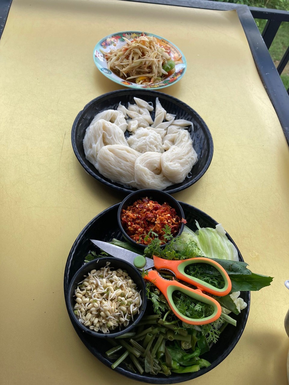 Laos - Hadxaifong - Lee schwärmt mir von den berühmten Spaghettis vor, sodass wir beschließen noch gemeinsam zu Mittag zu essen 😅