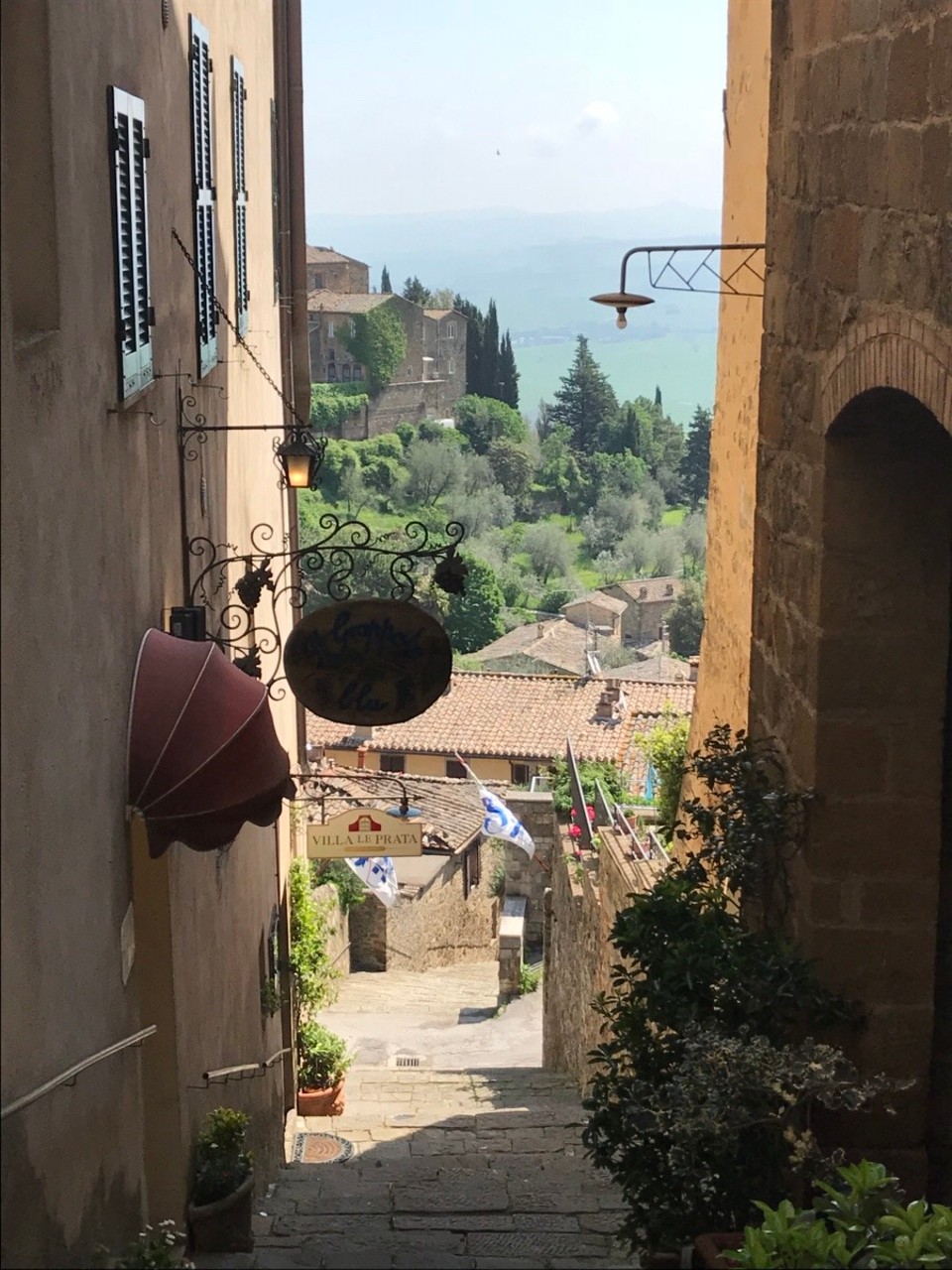 Italien - Montalcino - Die Blicke in die Seitenstraßen eröffnen besondere Reize 