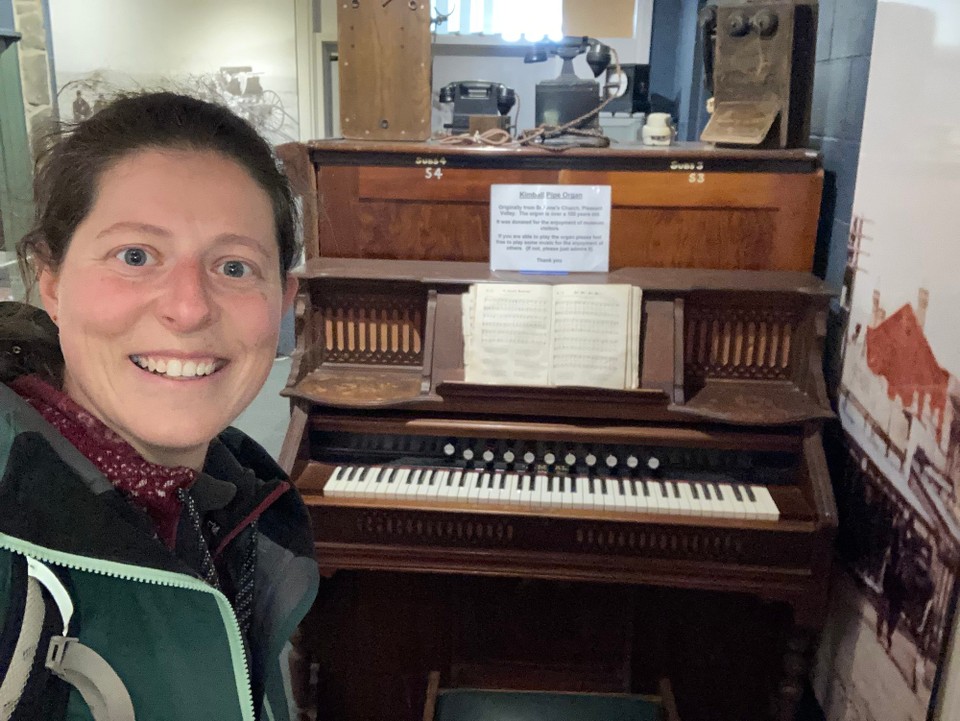 Neuseeland - Geraldine - Schickes Klavier, ein bisschen vermiss ich die Klänge die Monty immer gespielt hat 😅