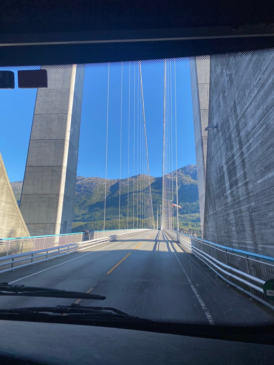 Norwegen - Odda - Und über lange steile Brücken. 